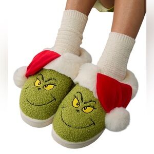 NWT ($44.95) American Eagle Grinch Skuff Slipper